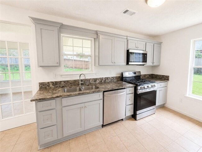 Building Photo - 2095 Glynmoore Dr