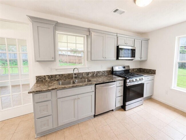 Foto del edificio - 2095 Glynmoore Dr