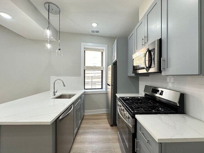Building Photo - 437 W Belden Ave