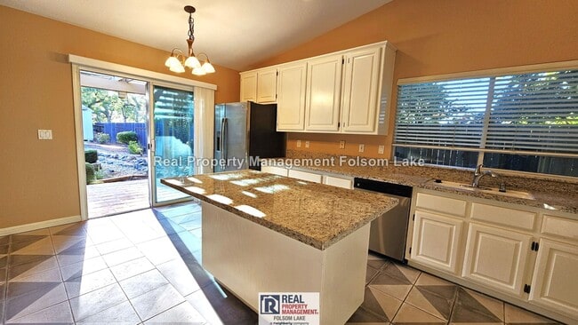 Foto del edificio - El Dorado Hills Home + Detached Guest Suite | Solar | 3-Car Garage | Private Backyard