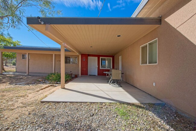 Building Photo - Clean and Airy Casita with Tons of Storage!