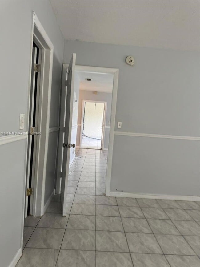 Building Photo - 1522 NE 34th Ct