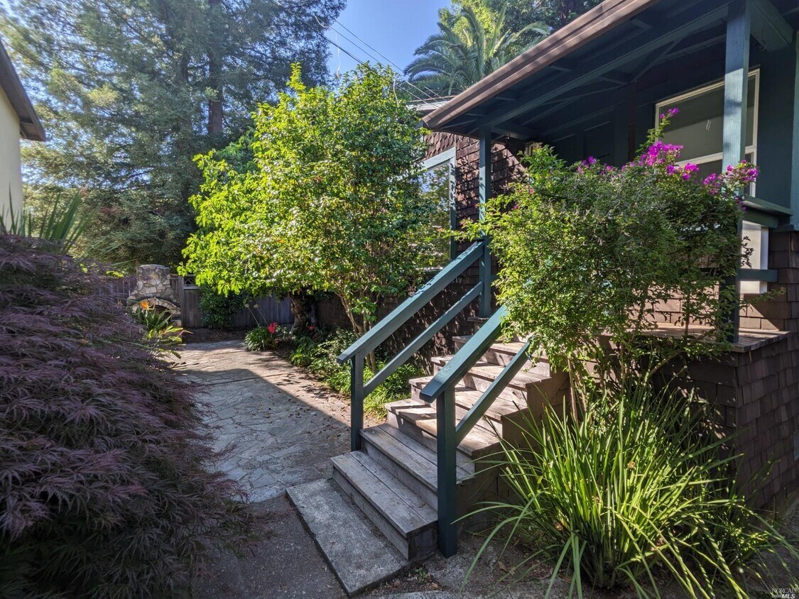 Primary Photo - 1340 Sir Francis Drake Blvd