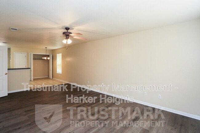 Building Photo - 707 S Amy Ln