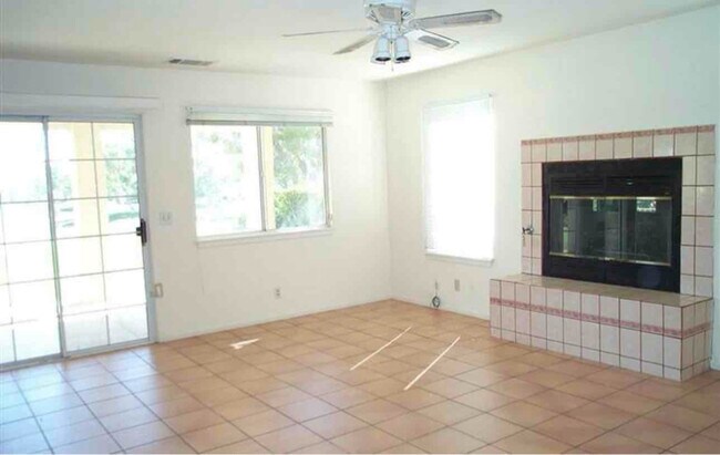 Foto del edificio - 27421 Lakeview Dr