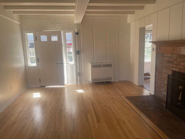 Living room - 513 Magnolia St