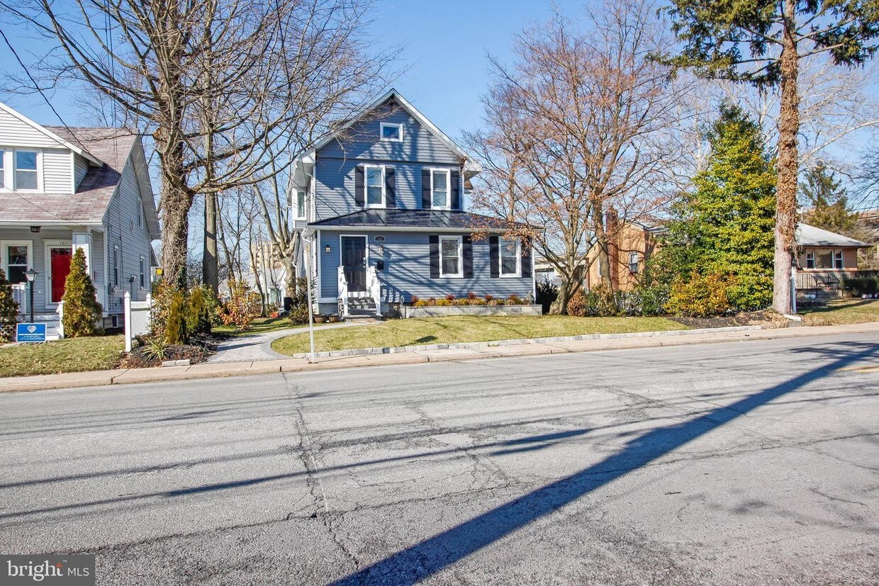 Foto principal - 105 W Crystal Lake Ave