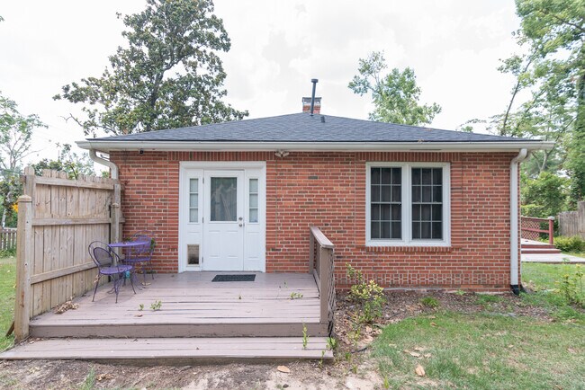 Building Photo - 402 E Palmer Ave