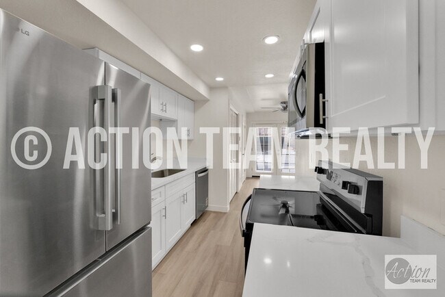 Foto del edificio - Remodeled Townhome in Cottonwood Heights!