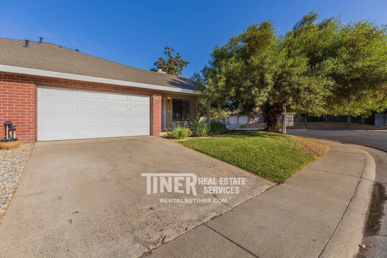 Foto principal - Spacious 2 Bed/2 Bath Duplex near Carmichael