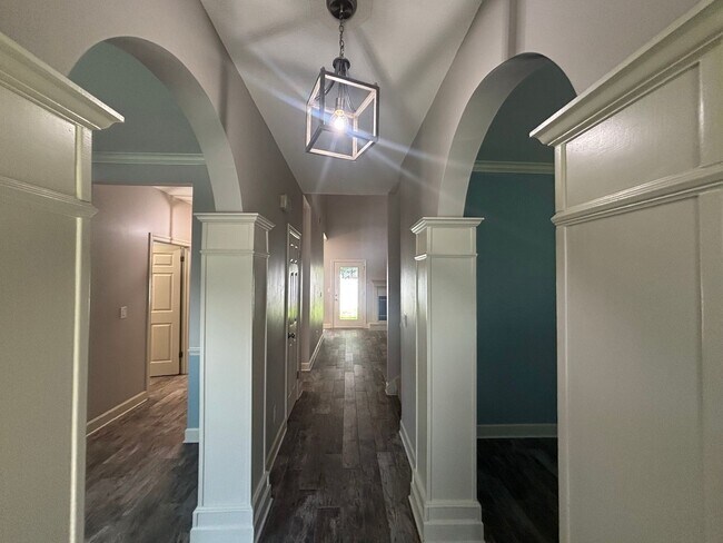 Building Photo - 826 Boulevard of the Champions