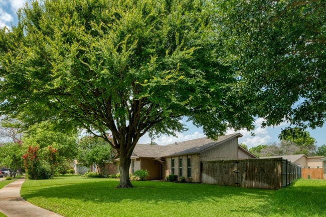 Building Photo - 3013 Queens Way