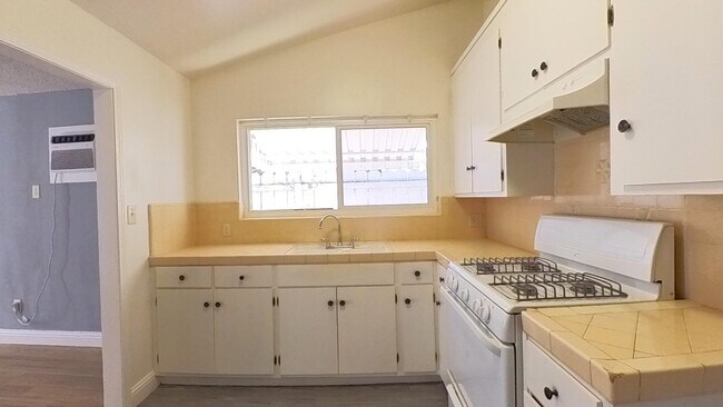 Building Photo - 3535 N San Joaquin St