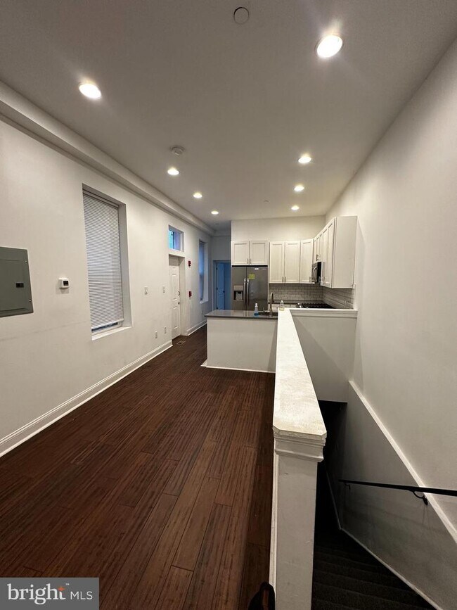 Foto del edificio - 1824 W Girard Ave