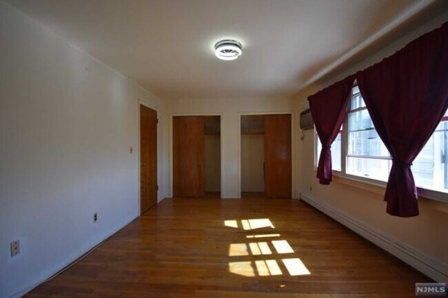 Building Photo - 549 Anderson Ave