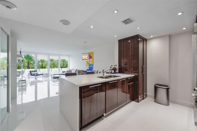Foto del edificio - 10275 Collins Ave