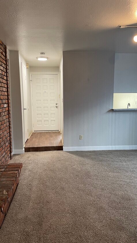 Entry - 815 18th St
