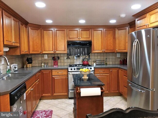 Building Photo - 1127 Thackary Ct