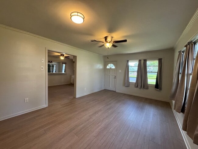 Building Photo - 616 E 11th St