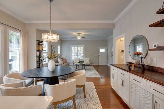 Photo - Spacious Beautiful 5 Bedrooms House with a Fenced-In Backyard