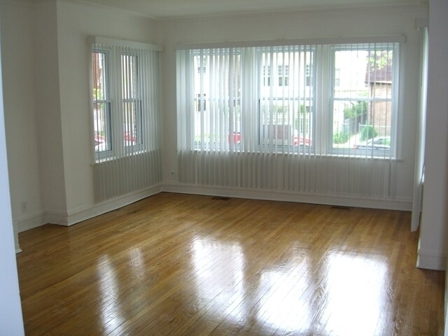 Primary Photo - 6208 N Claremont Ave