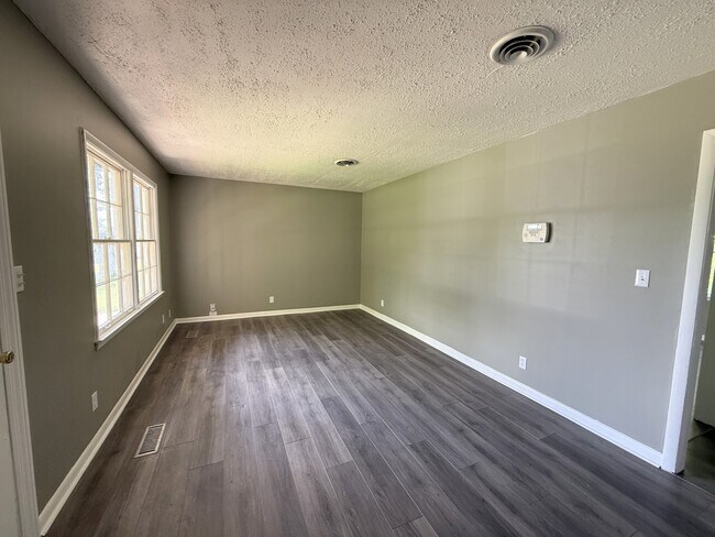 Building Photo - 3015 Shadow Lawn Dr NW