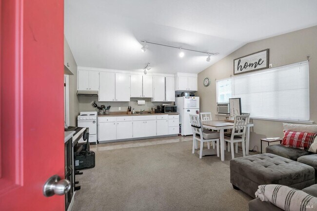 Foto del edificio - 18823 Beatrice Dr