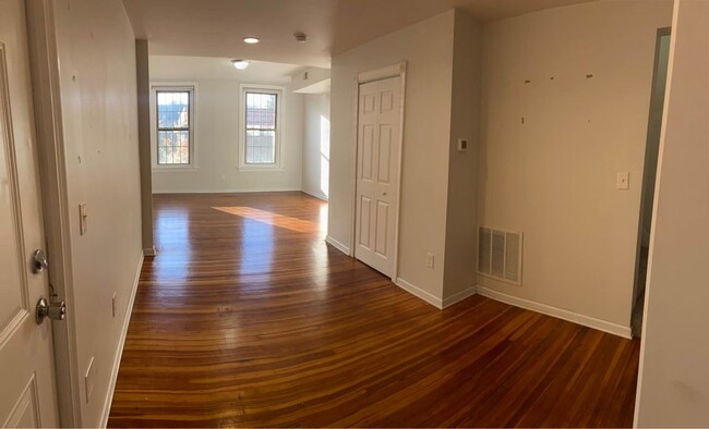 living room with closet - 106 S 3rd St