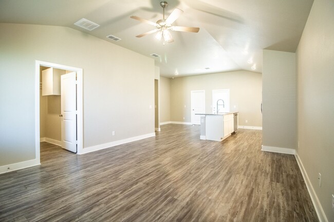 Building Photo - Beautiful 3 Bedroom 2 Bath house in Cooper...