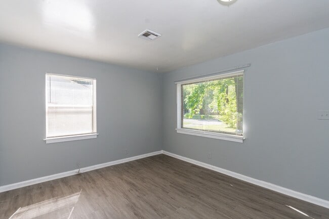 Building Photo - 1024 Grenada Dr