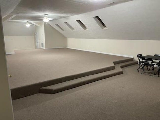 Foto del edificio - Beautiful, 5-bedroom home in a quiet subdi...