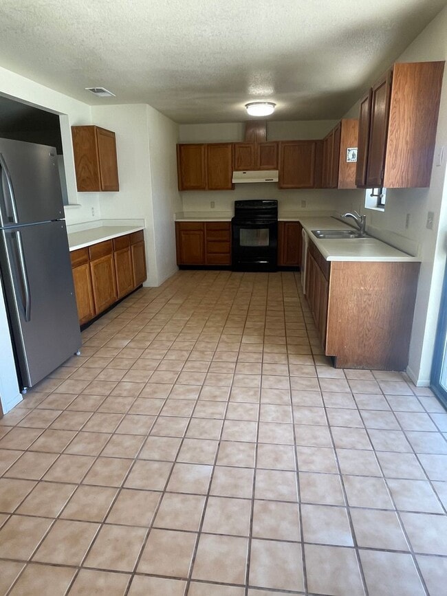 Foto del edificio - 3 Bed 2 Bath Contact Property Pros Realty ...