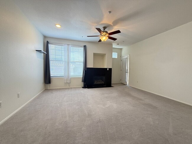 Foto del edificio - 5855 Valley Dr