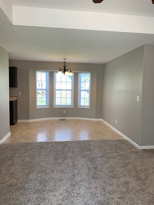 Building Photo - Prime Location! Beautiful 3Br/2 BA Just Minutes from Post!?
