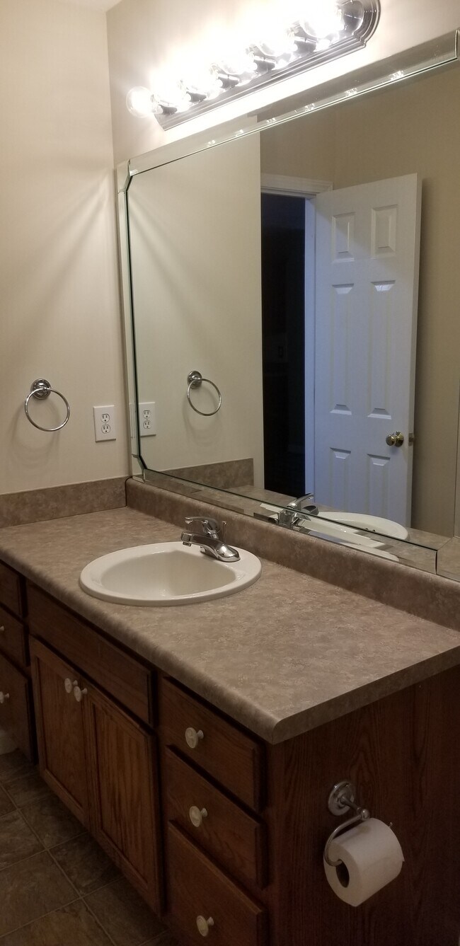 Hall bath with bathtub - 146 Creekwood Way