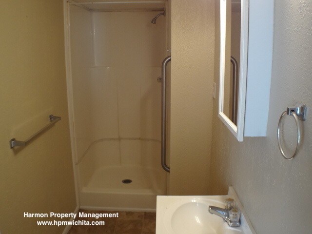 Foto del edificio - 1 Bed 1 Bath Apartment Near Douglas & West...
