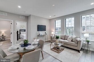 Building Photo - 752 S 16th St