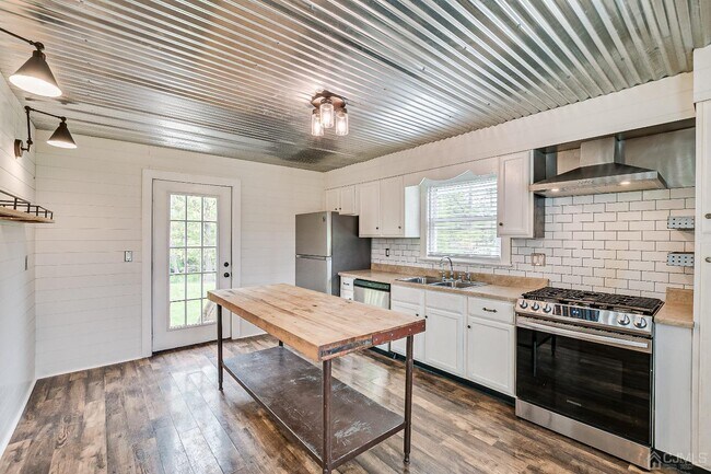 Building Photo - 1075 County Rd 523