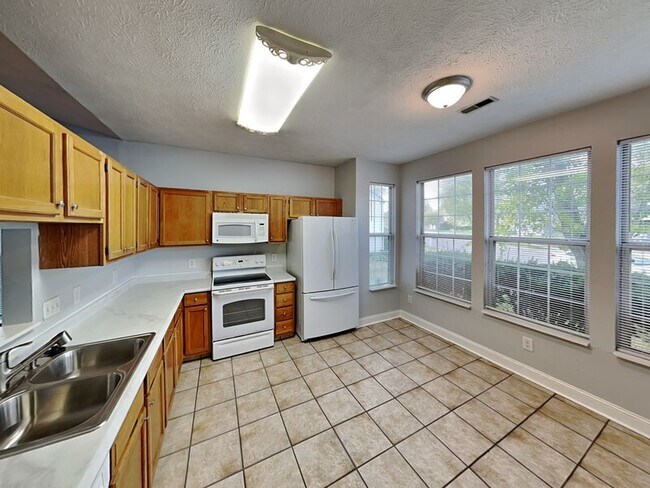 Foto del edificio - 6011 Tybalt Cir