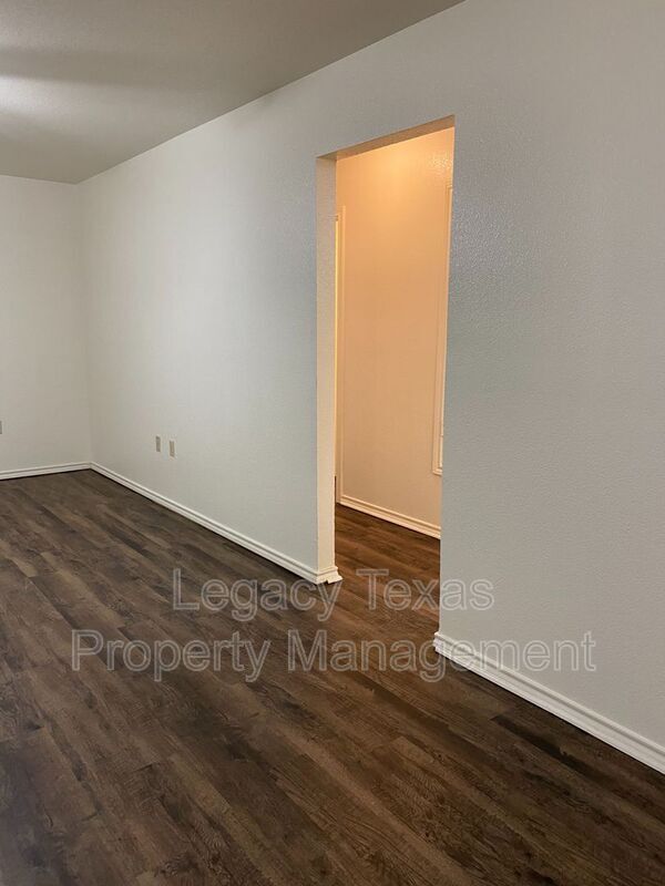 Foto del edificio - 1106 Williams Ave