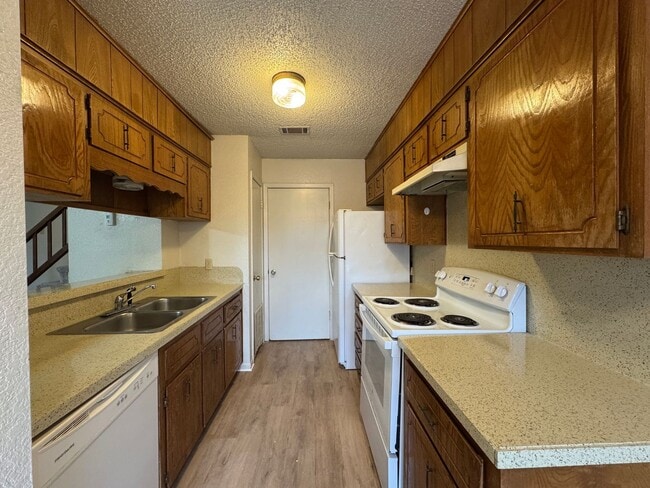 Building Photo - 3001 Lake Rd