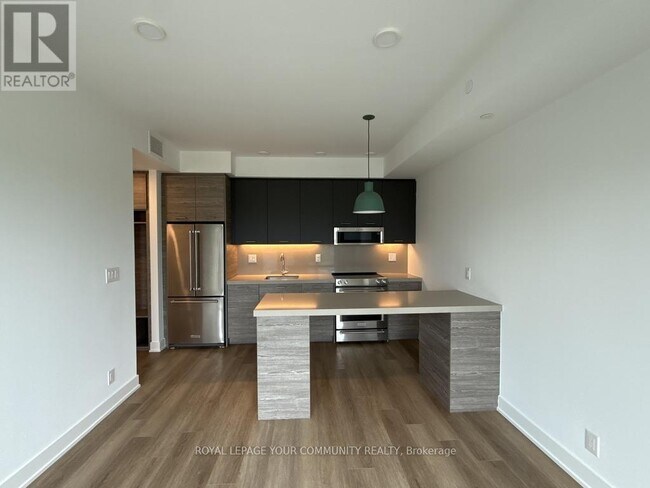 Building Photo - 484 Spadina Ave.