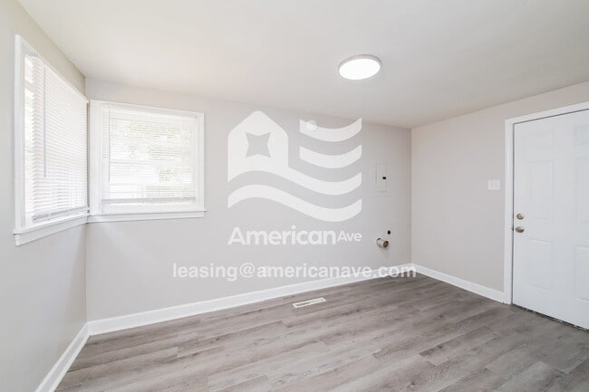 Building Photo - 906 N Adams St