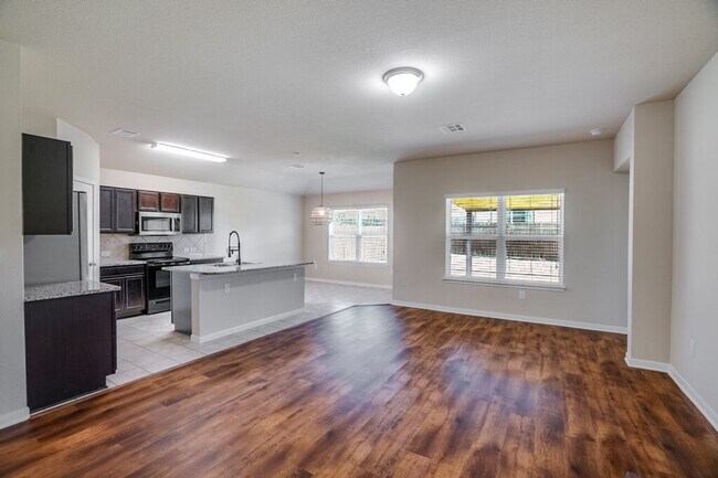 Foto del edificio - 5909 Roderick Dr