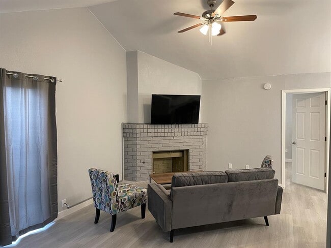Foto del edificio - 12200 Thompkins Dr
