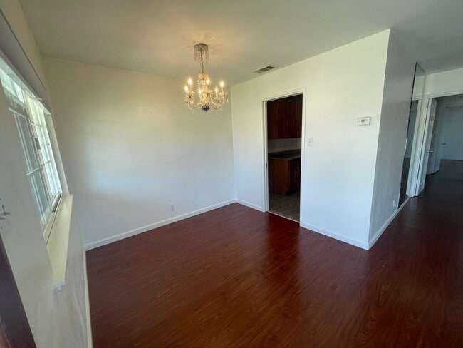 Building Photo - Beautiful & Spacious 4 Bedroom / 2 Bathroo...