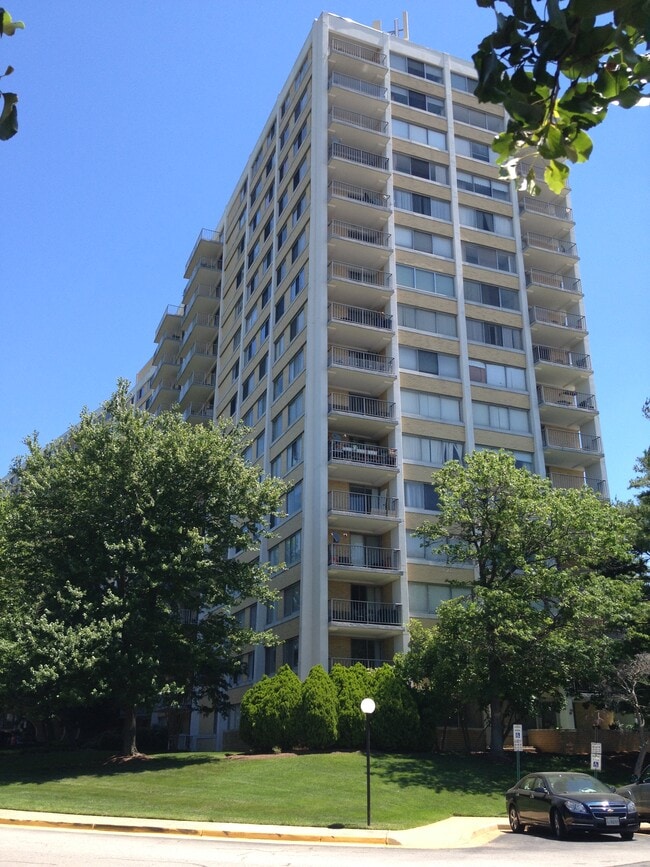 Luxury secured hi-rise condo - 301 N Beauregard St