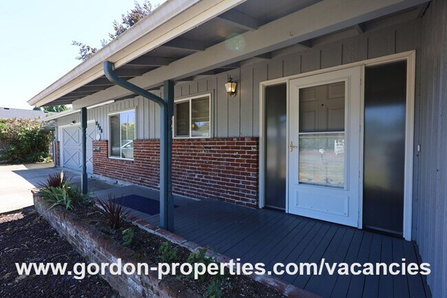 Building Photo - SE Molt St - Milwaukie mid-century split l...