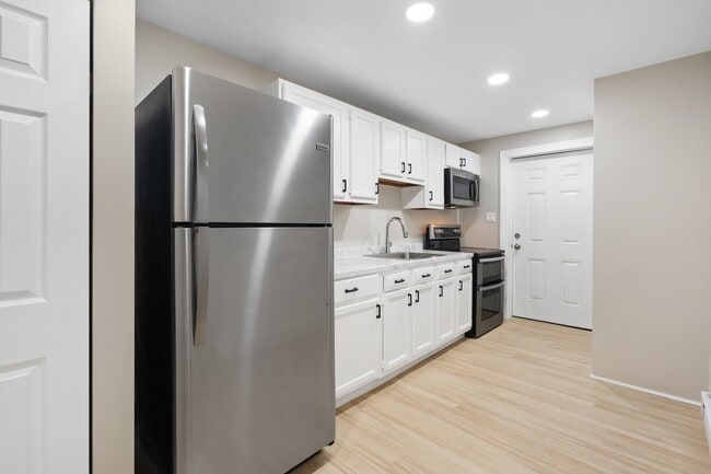Building Photo - 548 Ridge Ave