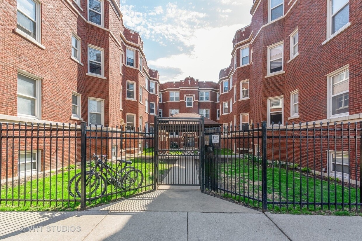 Main Gate - 6415 N Greenview Ave